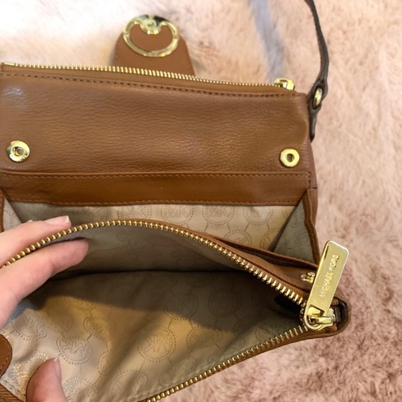 Michael Kors Crossbody Tan Leather and Gold - Picture 4 of 8